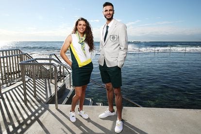 Atletas australianos exibem seus uniformes olímpicos.