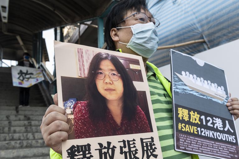 Ativista segura um cartaz com uma imagem de Zhang Zhan, nesta segunda-feira, em Hong Kong.