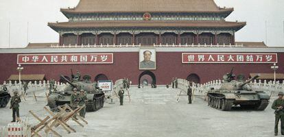 Soldados chineses vigiam a praça Tiananmen, em 10 de junho de 1989.