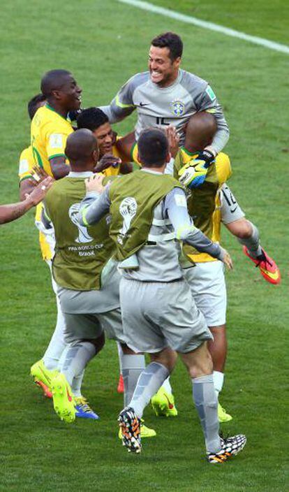 Os jogadores do Brasil abraçam Julio César.