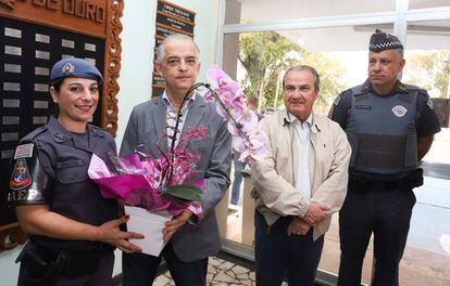 Cabo Kátia recebe flores do governador de SP, Márcio França.
