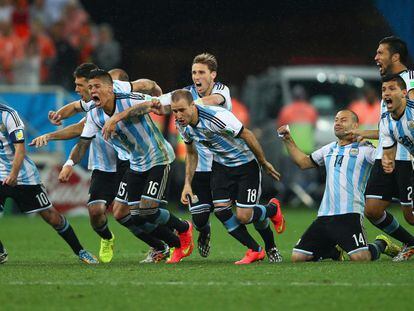 Os jogadores da seleção argentina comemoram a vitória contra a Holanda, que confirma a presença do time na final da Copa.