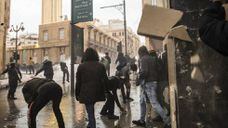 Grupo de manifestantes enfrenta forças de segurança libanesas no sábado em Beirute.