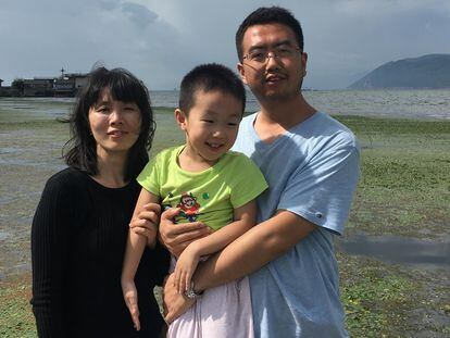 O advogado Chang Weiping com a mulher, Chen Zijuan, e o filho em uma foto do perfil dela no Facebook.