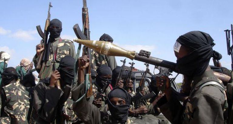 Foto de arquivo de uma milícia do Al Shabab na periferia de Mogadisco.