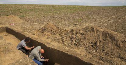 Dois arqueólogos escavam na linha francesa de Waterloo, Bélgica