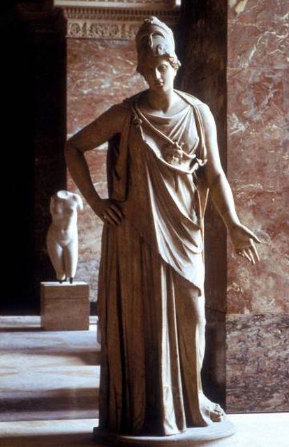 Escultura da deusa Atena, no Louvre de Paris.