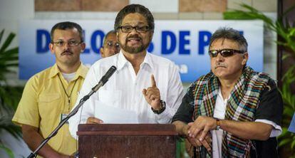 Iván Márquez, chefe da delegação das FARC em Habana, no centro.
