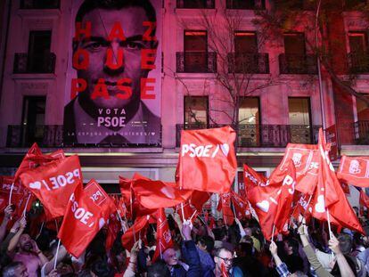 Pedro Sánchez acena para simpatizantes na sede do PSOE, em Madri