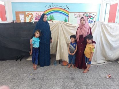 Qaukab Hasimi, na esquerda, e Sadia Daud, com alguns de seus filhos, no sábado em Gaza. 