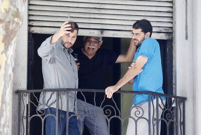 Três dos ex-prisioneiros de Guantánamo, em Montevidéu depois de sua libertação.