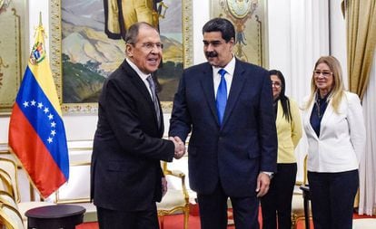 Nicolás Maduro (à direita) cumprimenta Serguei Lavrov nesta sexta-feira em Caracas.