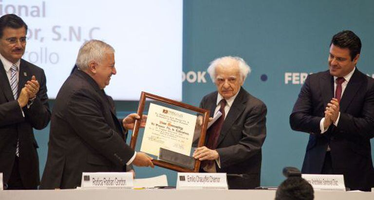 Entrega do prêmio FIL de literatura ao poeta francês
