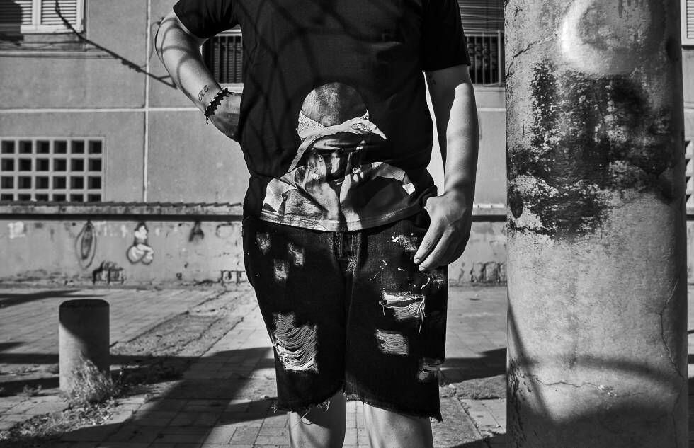 Um garoto de S. Giovanni a Teduccio, na periferia leste de Nápoles, veste uma camiseta do rapper Tupac Shakur.