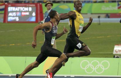 O sorriso de Usain Bolt é um sinal claro de que, para ele, bater recordes mundiais é quase uma brincadeira. Na semifinal dos 200m rasos, o recordista teve tempo para brincar com o canadense Andre De Grasse antes de cruzar a linha de chegada. Durante os 19,78 segundos que levou para percorrer essa distância, o jamaicano mediu forças com seu rival, a quem superou por apenas dois centésimos. Após a corrida, De Grasse reconheceu que só estavam brincando: “Eu precisava pressioná-lo um pouco, você sabe como é, para ver quanto combustível ele tinha na reserva”. Antes de cruzar a linha em segundo lugar, o corredor aumentou a velocidade e esteve a ponto de ultrapassar Bolt. Mas este disse, rindo: “O que você está fazendo? Isto é só uma semifinal”. Essa atitude tão relaxada contrasta com a dos demais competidores, que não pareciam ter tempo para brincadeiras.