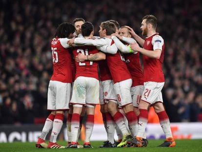 Jogadores do Arsenal comemoram vitória.
