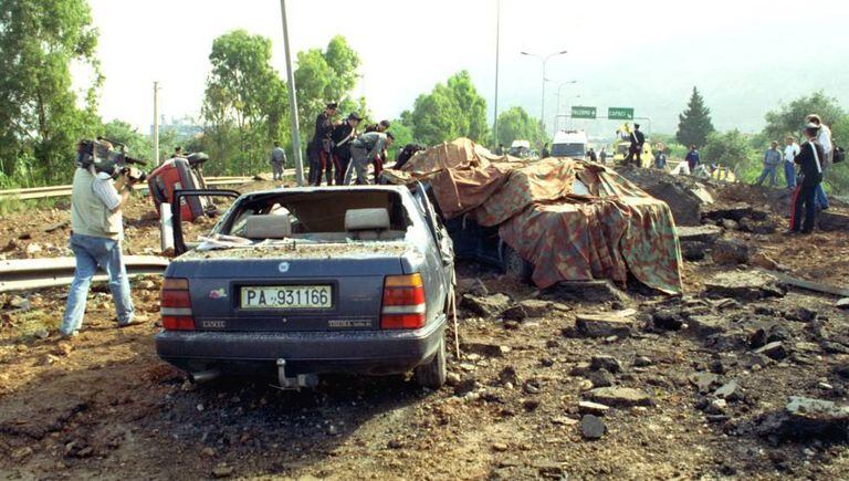 Os carros destroçados do juiz Giovanni Falcone e de sua escolta pouco depois do atentado em Capaci.