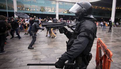 Policial usa armas de contenção de massas contra manifestantes em aeroporto de Prat