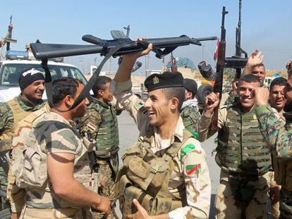 Soldados iraquianos comemoram avanço em direção a Tikrit nos arredores da cidade.