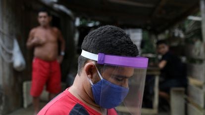 Pessoas esperam para ser testadas em Bela Vista do Jaraqui, uma reserva às margens do rio Negro, no Amazonas, o terceiro Estado com mais mortes pela covid-19 no Brasil.