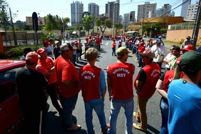 Militantes do MST aguardam a chegada de Lula diante da Justiça Federal em Curitiba nesta quarta-feira.