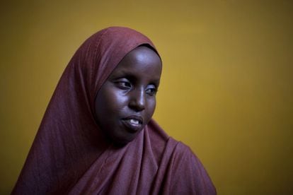 Huba Yousef, de 28 anos, sofreu mutilação genital na infância na Somália e, por isso, tem partos dolorosos.