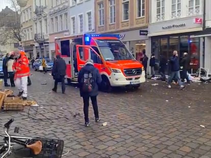 Ambulância socorre feridos no local do atropelamento em Tréveris, na Alemanha