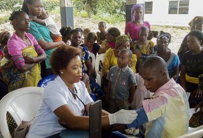 Uma voluntária participa de um programa médico na Nigéria.