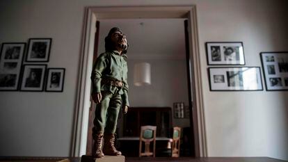 Pequena escultura de Ernesto 'Che' Guevara no apartamento em que nasceu, em Rosário, Argentina.