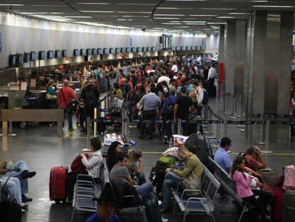 Interior do aeroporto internacional do Rio de Janeiro.