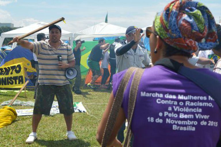 Manifestante a favor do impeachment ameaça mulher que participava de protesto em Brasília.