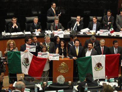 Senadores da esquerda mexicana na contramão da reforma energética.