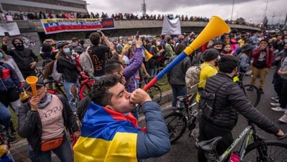 Um dos protestos contra o Governo de Iván Duque, em Bogotá (Colômbia).