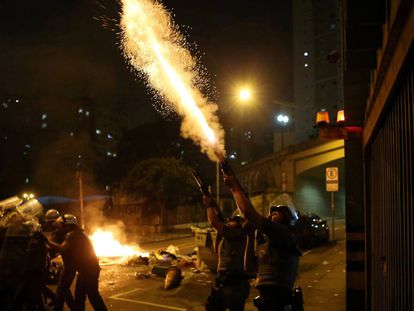 Polícia Militar reprime manifestação contra Temer em São Paulo.