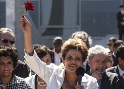 Dilma Rousseff faz seu pronunciamento de despedida depois de ser notificada sobre seu afastamento. Na sequência, ela sai do Palácio do Planalto pela porta da frente, evitando a descida da rampa. Encontra manifestantes que a apoiam. Atrás dela, o ex-presidente Lula aparece com um semblante perdido enquanto assiste ao fim do ciclo de 13 anos de seu partido no poder.