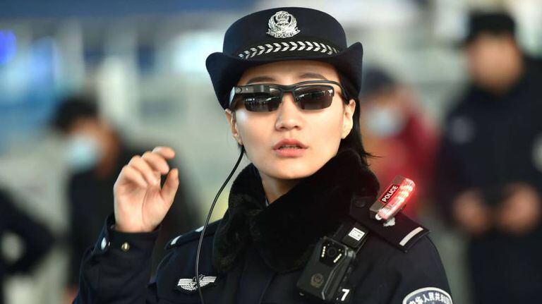 Policial usa óculos com tecnologia de reconhecimento facial na cidade de Zhengzhou