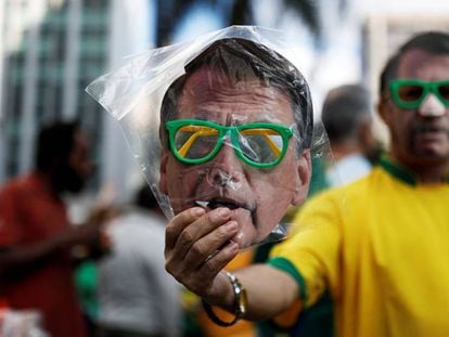 Máscara de Bolsonaro à venda nas ruas