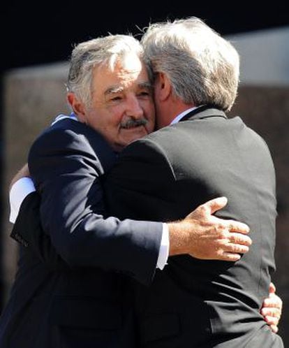 Mujica abraça Tabaré Vázquez.