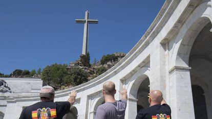 Três pessoas fazem a saudação fascista no Vale dos Caídos, nesta sexta-feira.