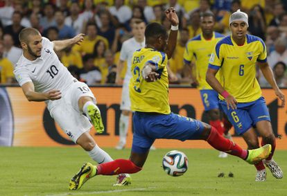 Benzema chuta contra dois defensores do Equador, no Maracanã.