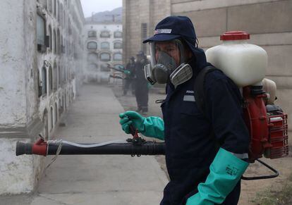 Trabalhador faz fumigação em cemitério do Peru para combater o 'Aedes'.
