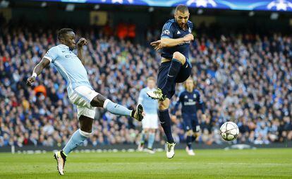 Benzema disputa lance com Sagna no primeiro jogo da semifinal.