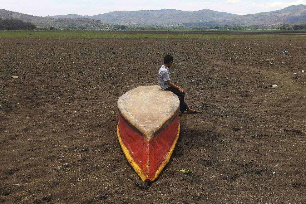 <b>Guatemala.</b> Um menino sobre um bote no terreno seco que outrora foi o leito do lago Atescatempa.