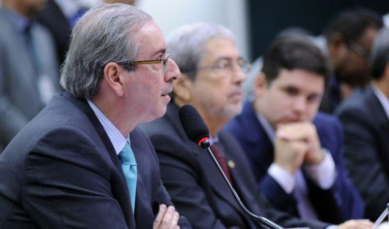 Eduardo Cunha depõe ao lado do deputado de oposição Antônio Imbassahy e do presidente da CPI, Hugo Mota.