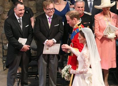 Elton John entre os convidados ao casamento do príncipe William e Kate Middleton em 2011.
