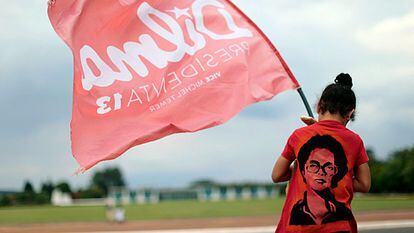 Uma militante do partido PT com uma t-shirt de Dilma Rousseff em Brasilia.