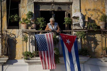 Em 2014, morador de Havana decora sua casa com bandeira dos EUA e de Cuba.