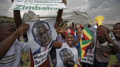 Partidários de Emmerson Mnangagwa comemoram retorno ao Zimbábue