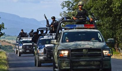 Um comboio de policiais federais e militares em Iguala.
