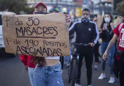 Uma mulher exibe um cartaz contra as chacinas de civis na Colômbia, durante uma manifestação em Bogotá em meados de setembro.